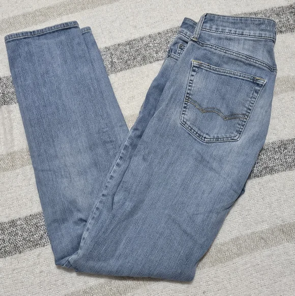 4/$20 American Eagle Outfitters Light Blue Straight Leg Jeans - Picture 2 of 9